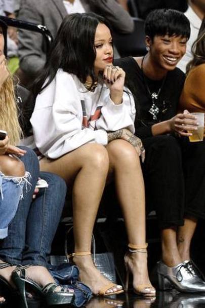 New York. Rihanna in prima fila al Summer Classic Charity basketball game, evento di beneficenza organizzato al Barclays Center. La cantante delle Barbados si  presentata con un nuovo piercing al naso, shorts di jeans strappati e felpona(Olycom)